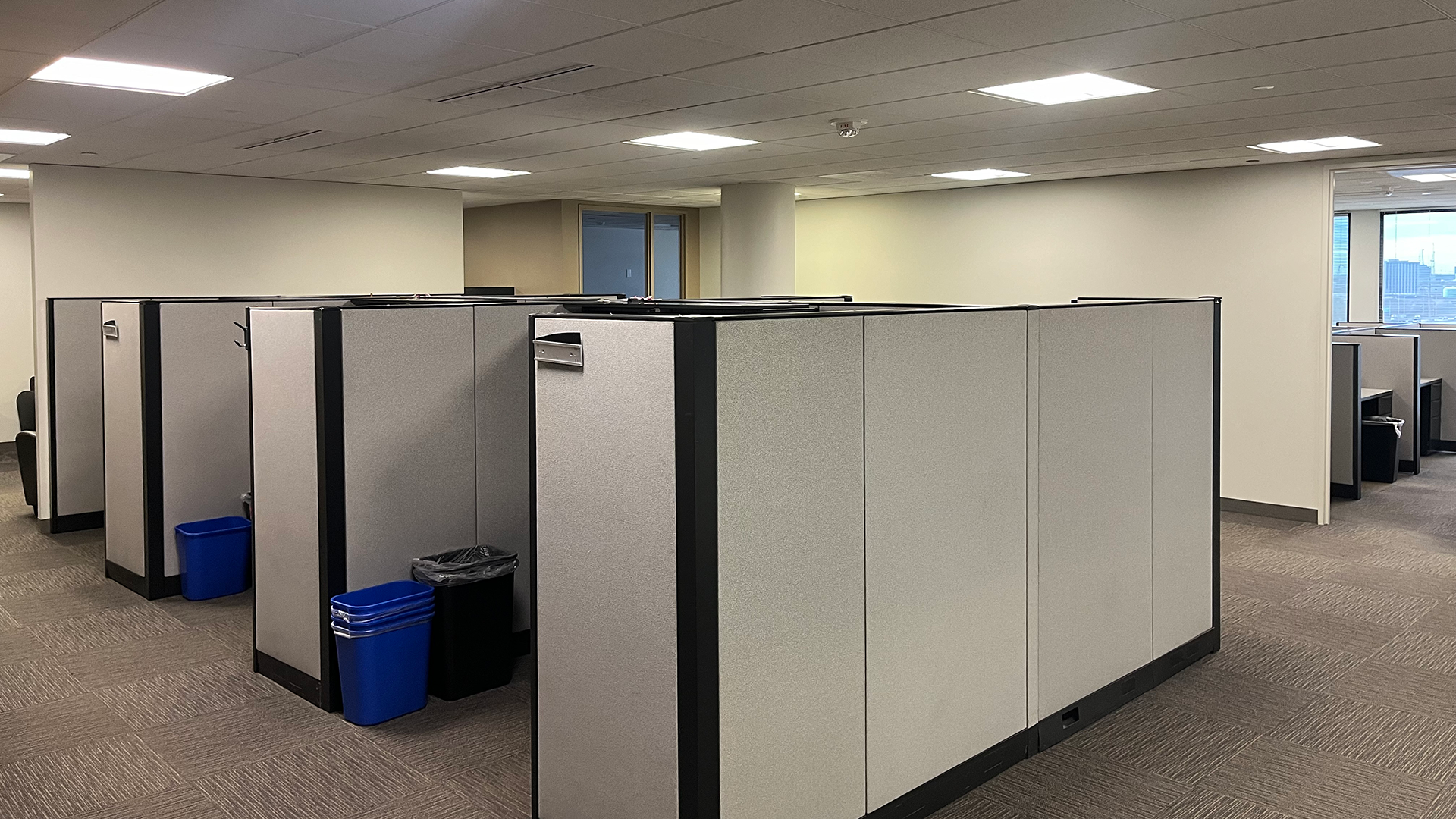 1701 Golf Rd - Work stations and cubicles