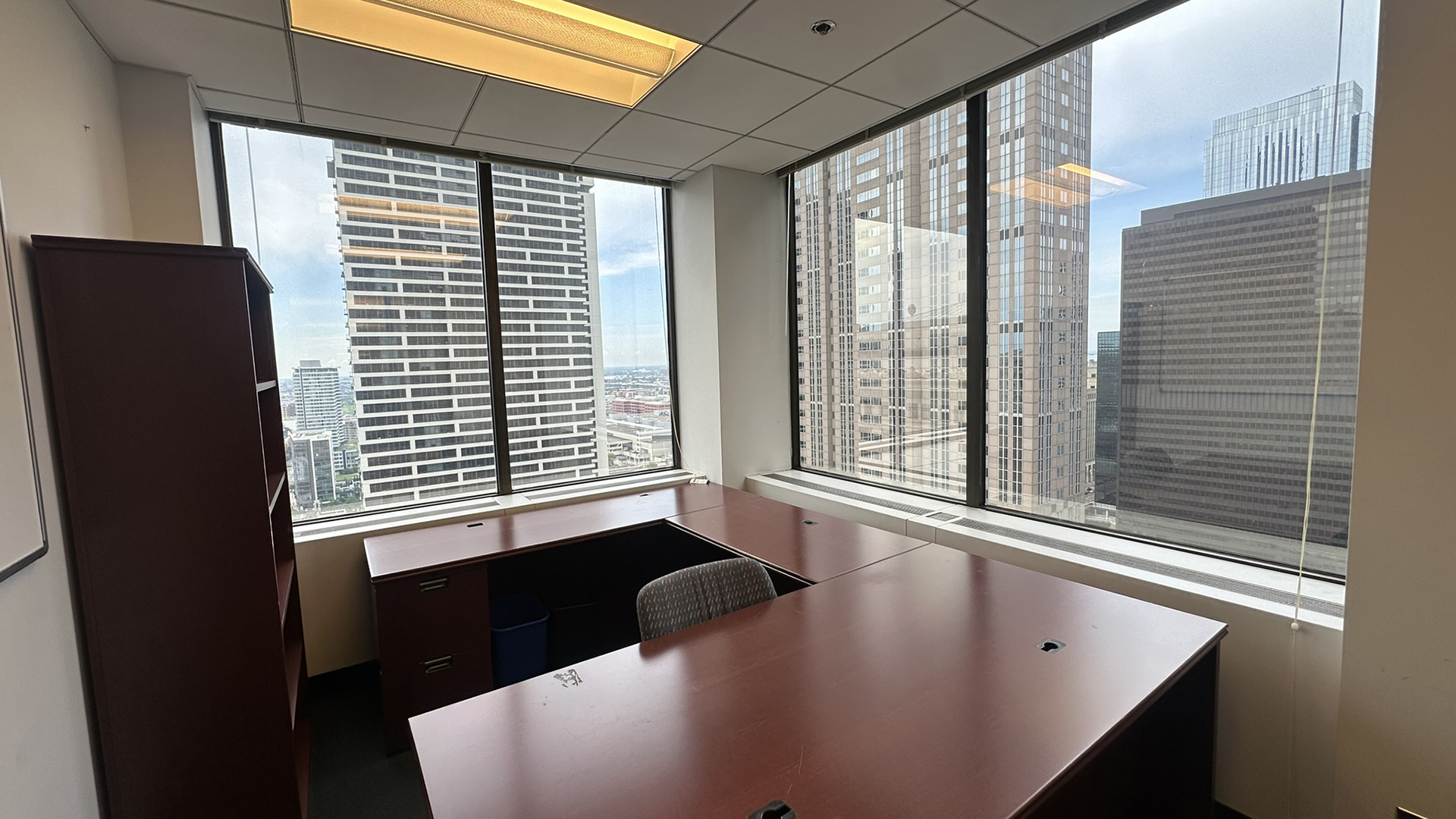 200 W Jackson corner office with view of Chicago