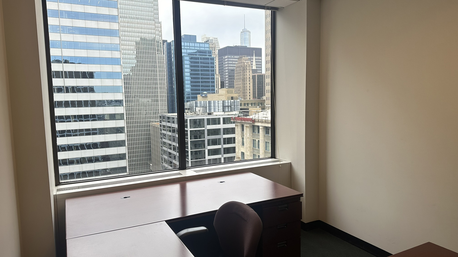 200 W Jackson private office with views of Chicago