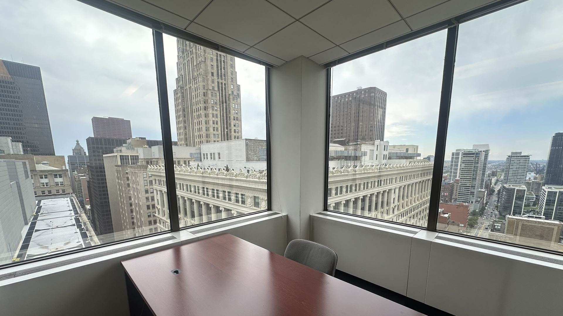 200 W Jackson corner private office with views of Chicago buildings