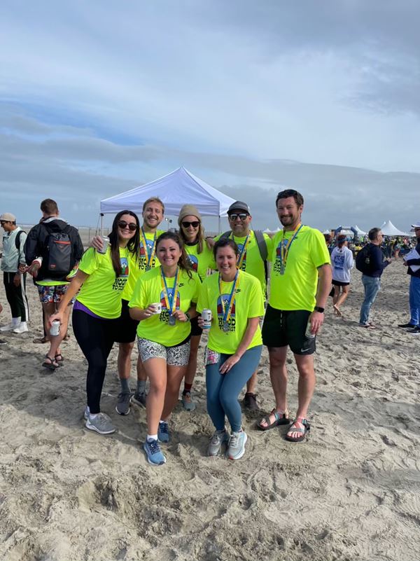 Kelsey Machuca and Hayley Mueller with teammates - Hood to Coast 2022